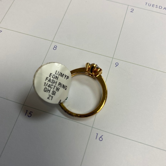 1/4 ct gold plated flower ring size 7. - Picture 2 of 2